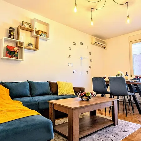 Spacious & Attractive 600m-7minuta Hoda Od Centra, Mogucnost Za Parking-apartmani-nsmilos